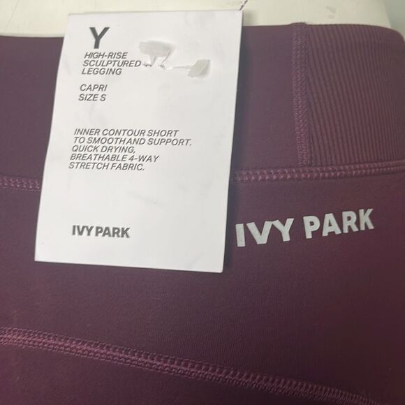Ivy Park High Rise Capri Small . - Picture 3 of 3